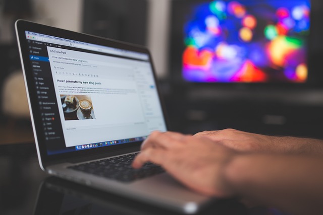 Alumno interactuando con una laptop durante el curso de wordpress