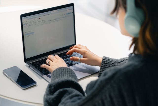 Alumno interactuando con una laptop durante el curso de operador office